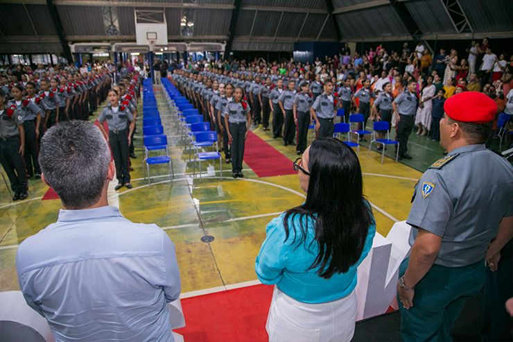 Solenidade de entrega da boina é realizada no Colégio Militar Tiradentes V