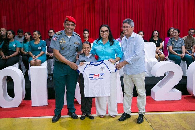 Solenidade de entrega da boina é realizada no Colégio Militar Tiradentes V